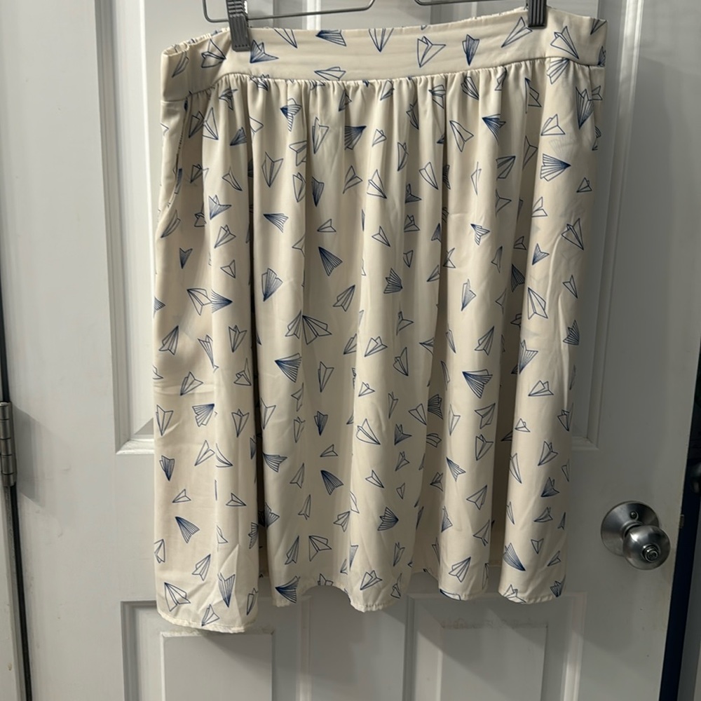 Jessy B (ModCloth) a line skirt, size 1X, lined, has pockets. Cute pattern